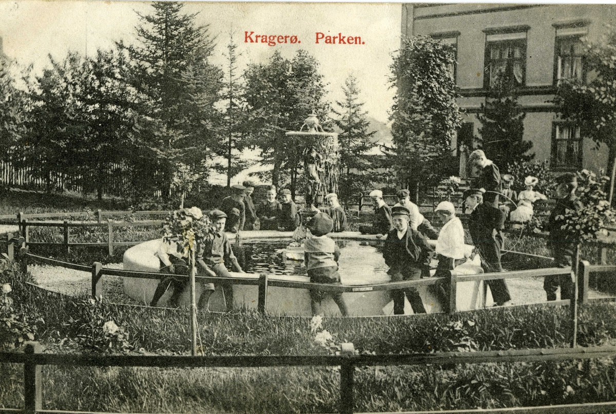 Postkort av Biørnsborgparken, Kragerø med fontene.