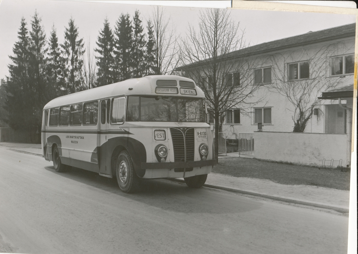 Bilruten Skien-Porsgrunn, en av Enger & Skifjelds rutebiler, buss fra Omnibussfart, buss fra A/S Busstrafikk. H-1239 er en Denby med karosseri fra Wattenberg i Skien.