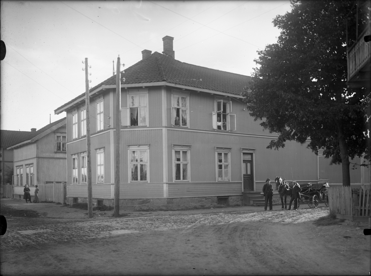 Bloms gate 13, Siljangården. Stort hus med leiligheter og mennesker i Nordre bydel i Skien.
