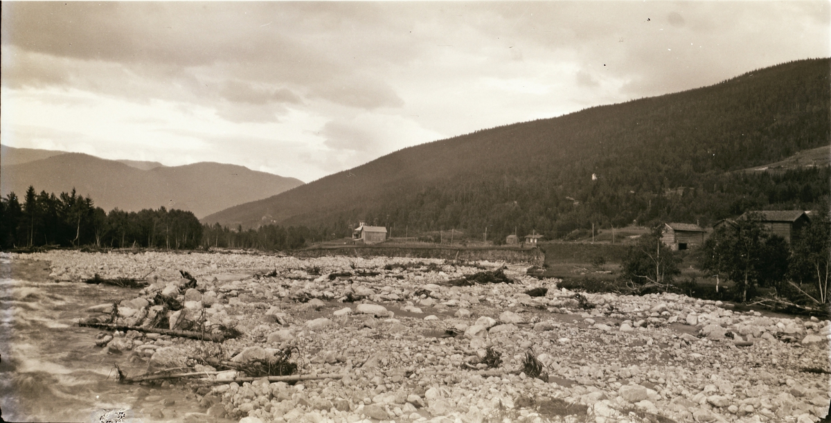 Jøist nordenfor Ullern bro, 1927. Gårder i bakgrunnen