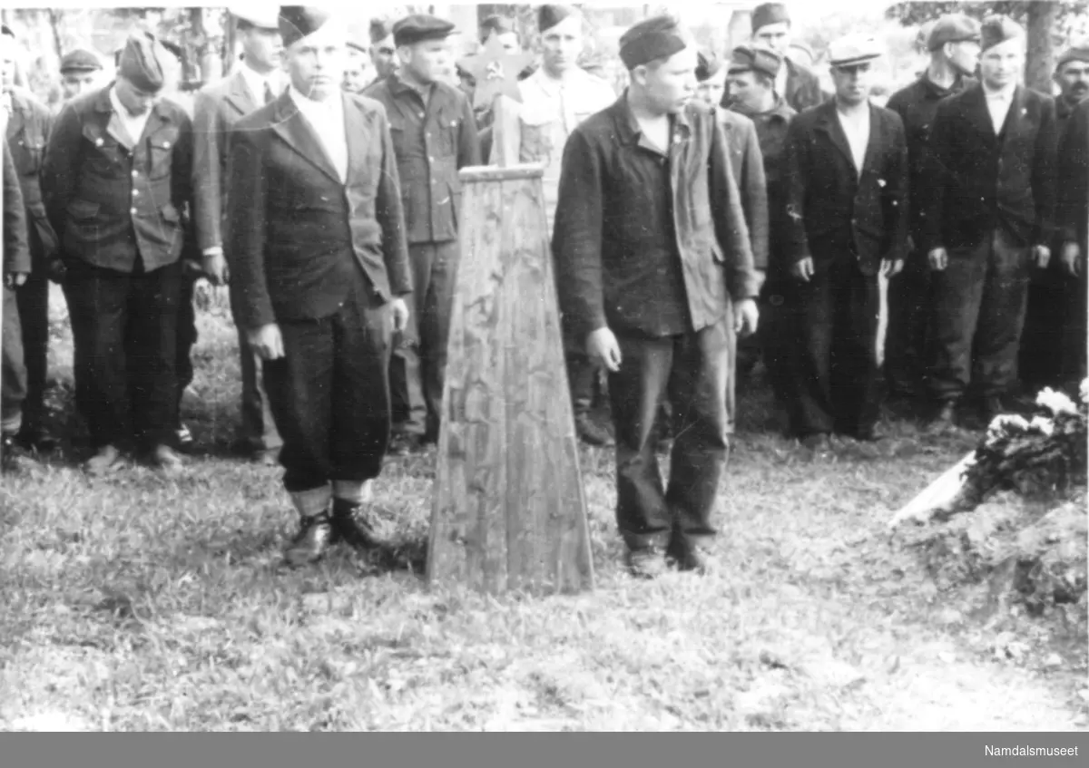 Namsos kirkegård. Russisk krigsfange gravelegges på Namsos kirkegård, våren 1945.