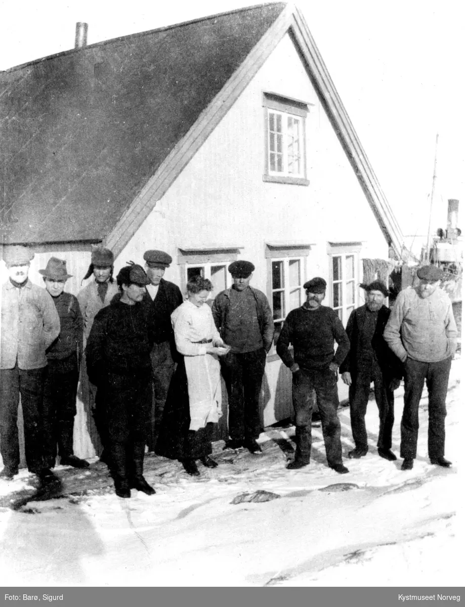Fra høyre: Martin Vassli, Julius Walderløff, Kristian Mikalsen, Josefine Vassli, , Hagbart Feøy, Olaf Walderløff og Jon Vassli foran hovedbygningen på Versøya i Flatanger