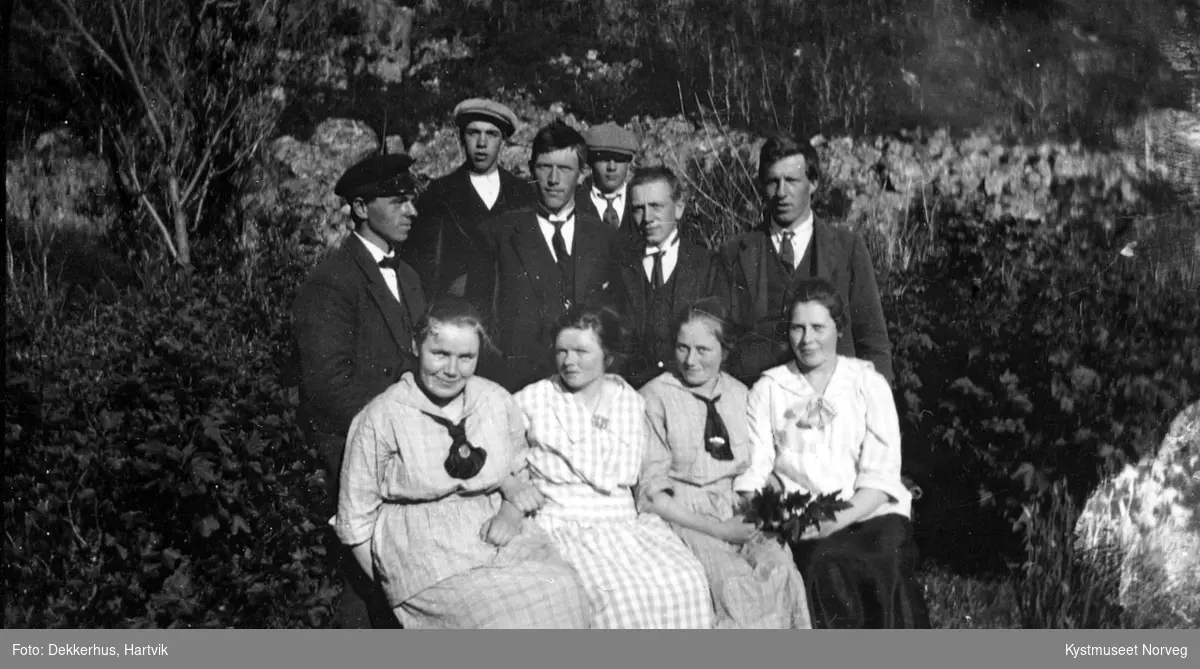 Foran fra venstre: Kristianna, Valborg, Johanna Ingeborg Ofstad. Bak fra venstre: Einar, 
Haldor, Hans, ukjent, Aksel Ofstad og Hartvik Dekkerhus