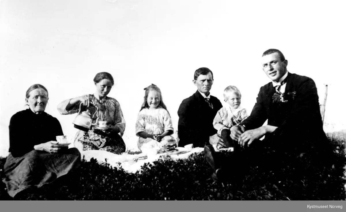 Fra venstre: Jensine Knutsen, Magny Oldine Knutsen Grindvik, Edna Grindvik Skeie, Einar Grindvik og Oddmund Grindvik koser seg med søndagskaffen i øvre Haltvika