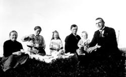 Fra venstre: Jensine Knutsen, Magny Oldine Knutsen Grindvik,