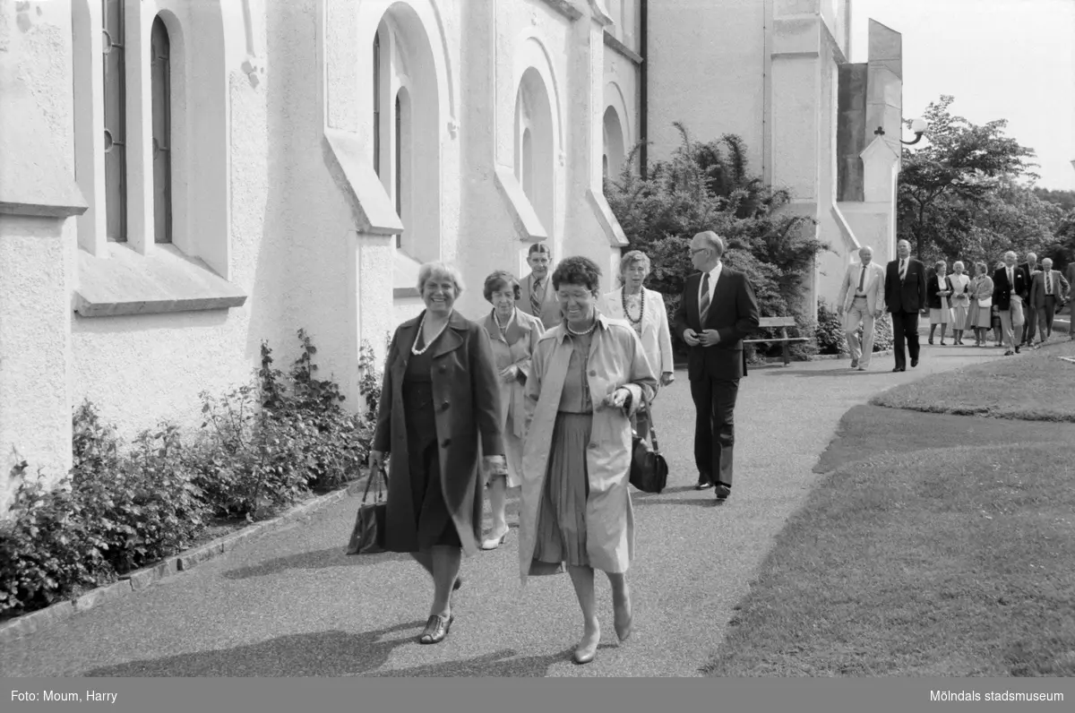 Konfirmander som 50-årsjubilerar vid Lindome kyrka år 1984. Kvinnan längst fram till höger är Elsa Nyström. Uppvuxen i Lindome, flyttade senare till Göteborg och därefter till Skåne. Där levde hon resten av livet. Avled år 2015.