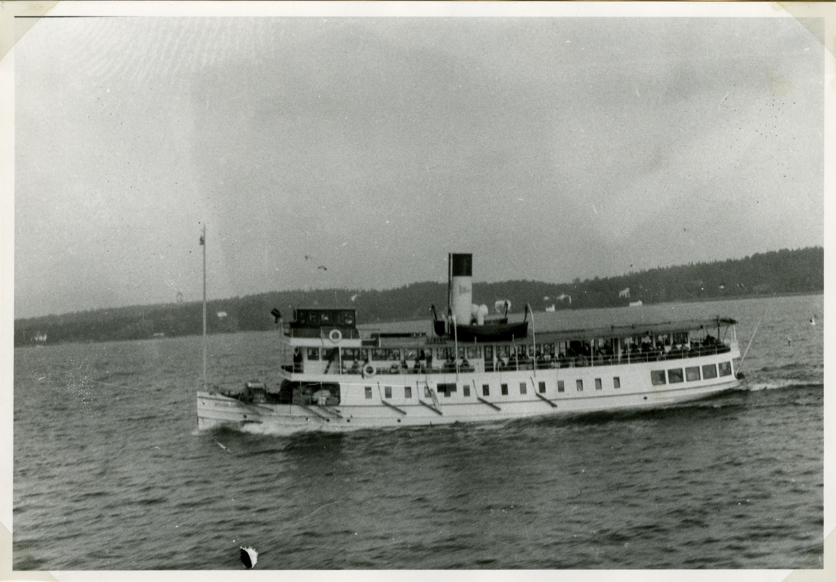 Fotodatum: 30/8 1927. Fartyget på ingående tur till Stockholm, strax öster om Fjäderholmarna. I bakgrunden Lidinglölandet.