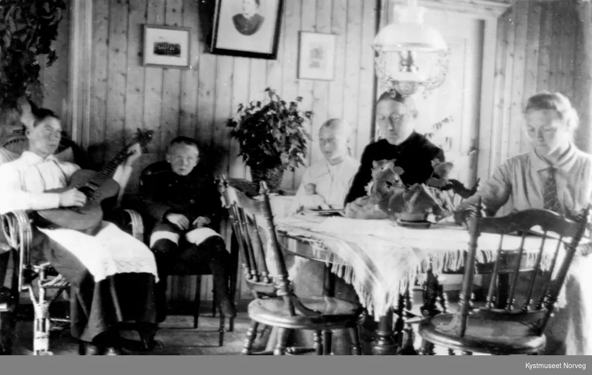 Familie i stua på Hagan i Nærøy