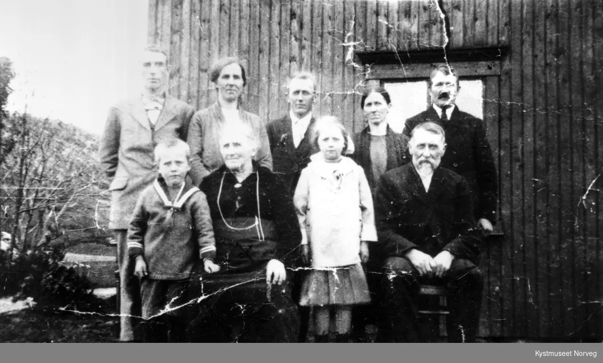 Foran fra venstre: Harald Nordby, Hanna Hansen Ulsund, Edna og Edvin Norby. Bak fra venstre: Alfred Nilsen, Kaia Oline Ulsund Nilsen, Sigurd Ulsund, Dagny Ulsund Norby og Julian Nordby. Familie fra Ulsund i Vikna