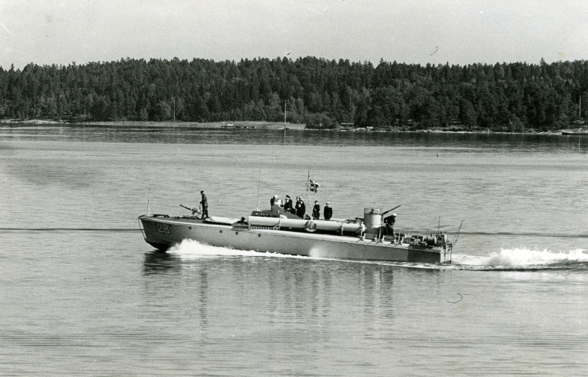 Motortorpedbåten T 28.
T 28 förande amirals flagg. CM på inspektion den 30 aug. 1948.