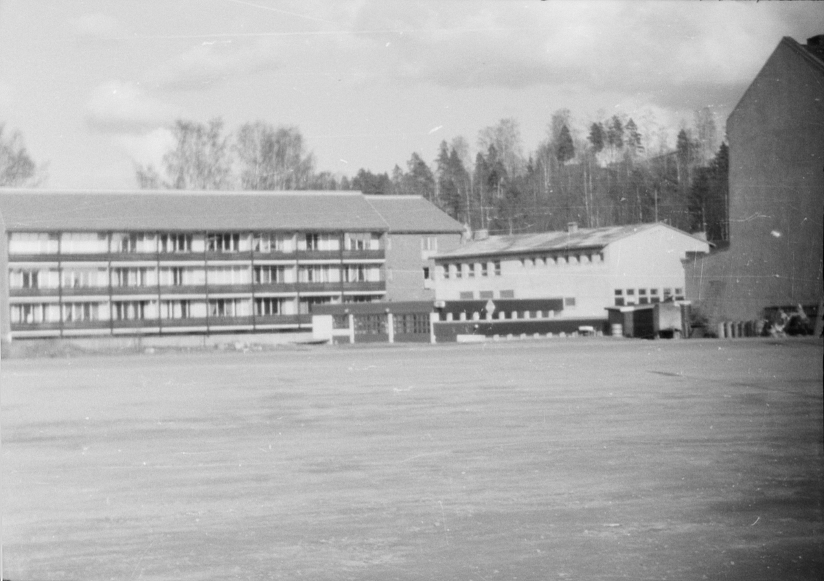 17. mai. Elverum. 
 1964. Området mellom Arkaden og Samvirkemagasinet. 