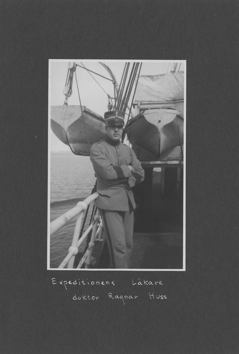 Svenska Spetsbergsexpeditionen 1928, band 4.    Band 4 av 5 dokumentationsalbum från svenska Spetsbergsexpeditionen år 1928, där Umberto Nobile och besättningen på luftskeppet Italia räddades.  41 fotografier monterade på 25 albumblad.    Motiv: Porträtt av expeditiones deltagare och besättning på fartyget Quest. Resa Narvik - Tromsö - Kings Bay / Ny-Aalesund - Virgo hamn.  Personer, fartyg, natur, omgivningar, mm.