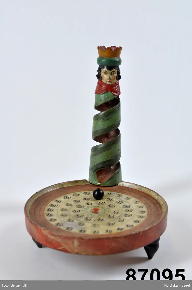 Fortunaspel av trä med rund platta med spiralformad bana och en kula.