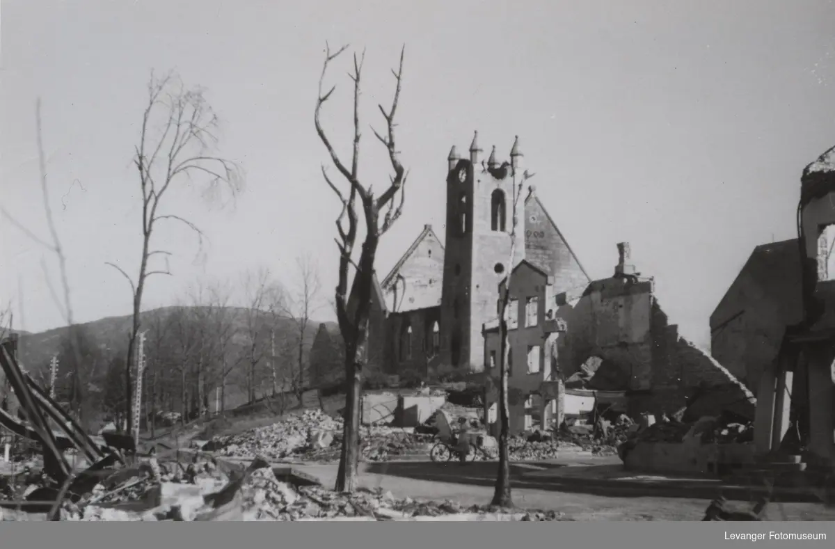 Namsos kirke etter bombingen.
