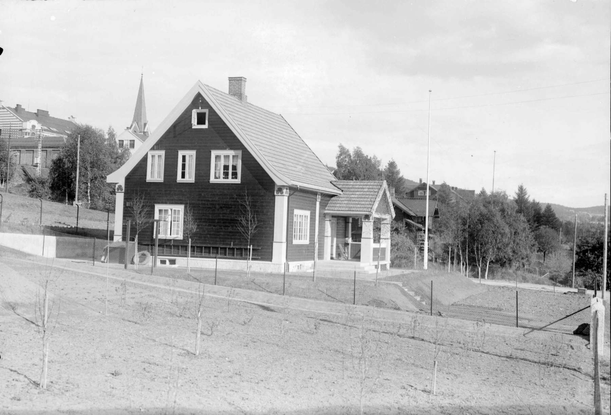 Thorsrud`s hus med Lillehammer folkeskole og Lillehammer kirke i bakgrunnen.
