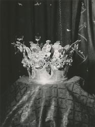 Eldre gjenstandsfotografi av ei brudekrone fra samlingene på