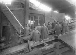 Skeidersker og formenn på arbeidsplassen i vaskeriet, oppred