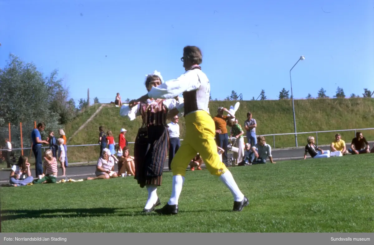 En stor grupp bilder på dansare och publik vid Timråsvängen, en folkdanstävling i centrala Timrå och vid idrottsplatsen Grytan i Sörberge.