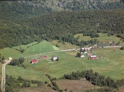 Gårdsbruk. Til venstre sees en gul garasje hvor brødrene Ola