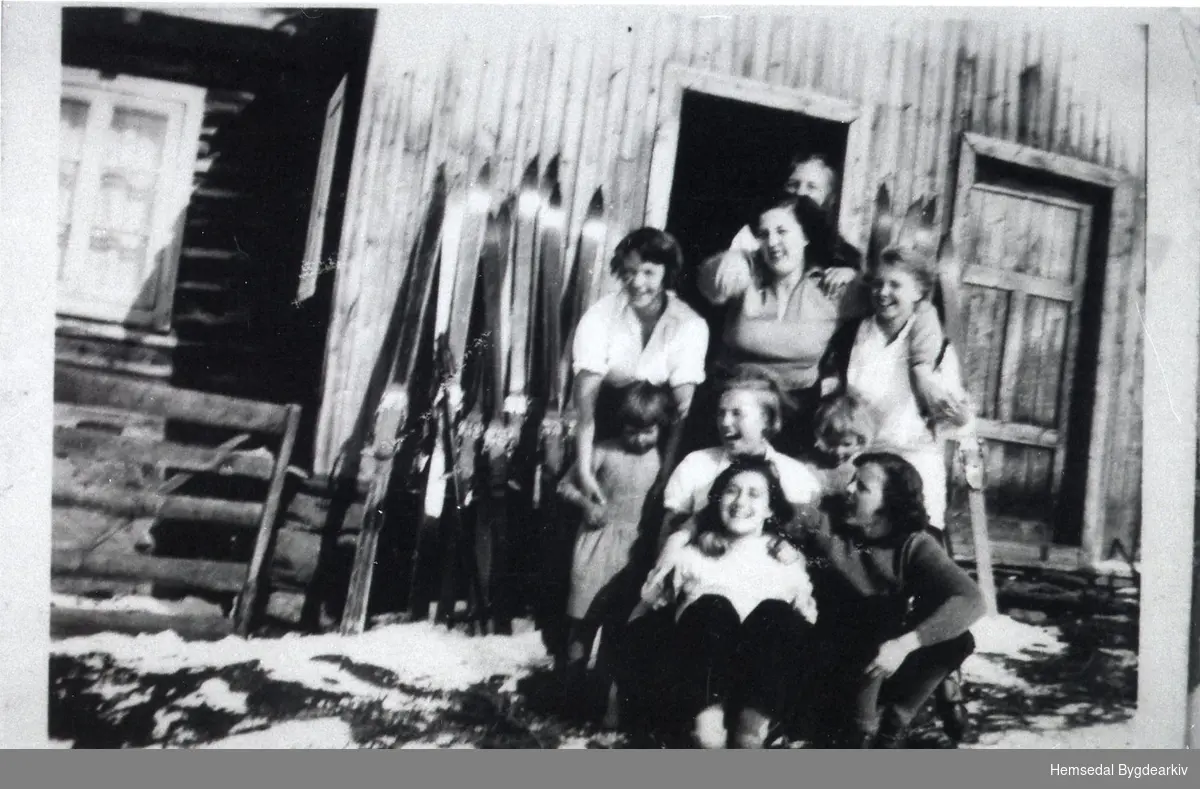 Sju jenter frå Oslo leigde husrom på Eikrehagen i påsken 1933. Dei hadde stova, tarren og kammerset. Kjøkkenet delte dei med gardsfolket. Småjentene er er Anne Marie og Barbro Eikrehagen.