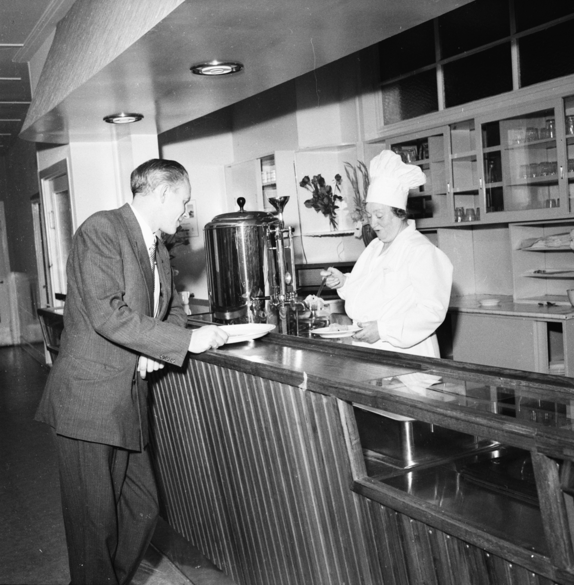 Vardens arkiv. "Duval Kafeteria, nye lokaler" 21.08.1953