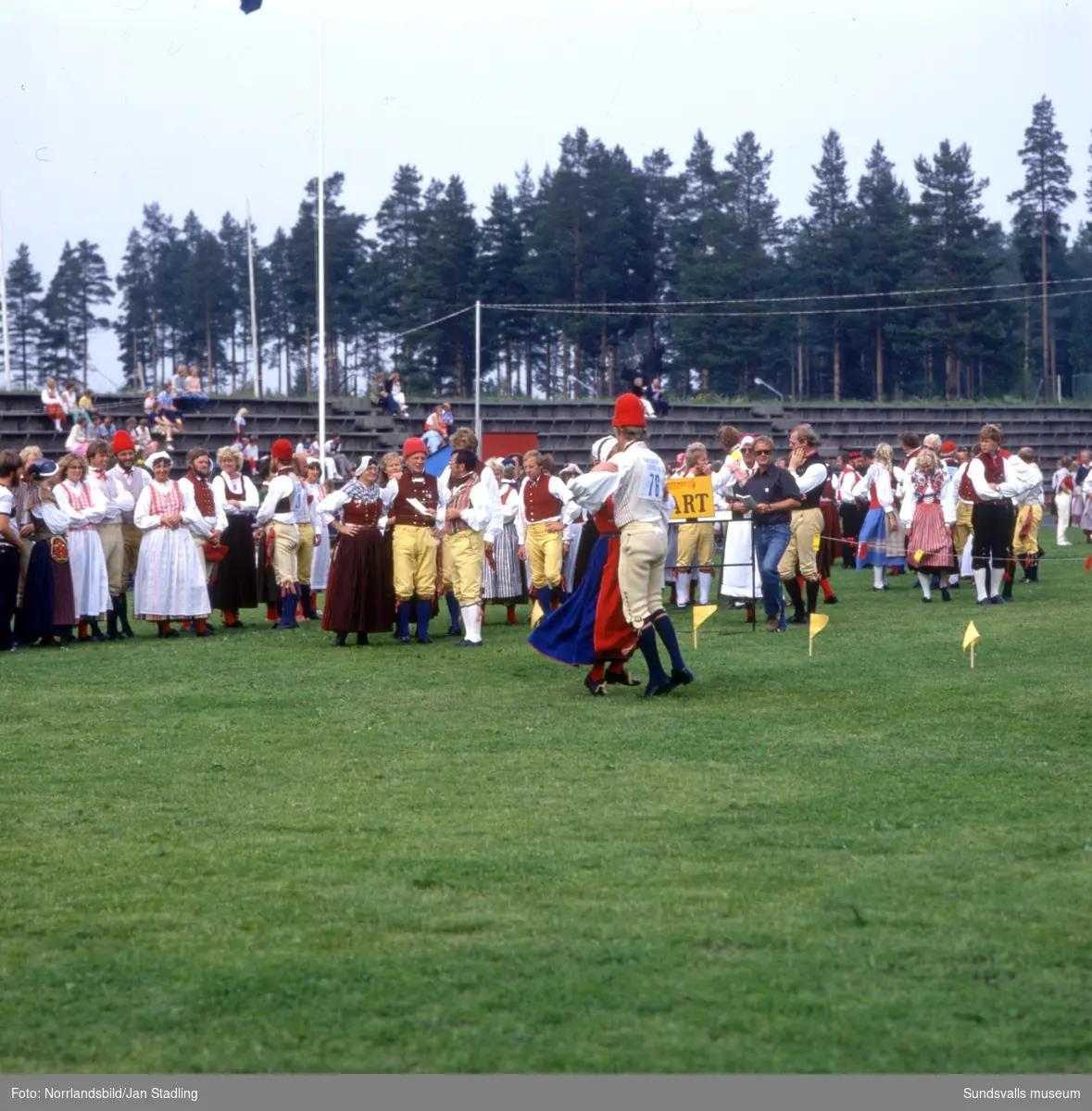 Timråsvängen 1975, folkdanstävling vid Grytan, Sörberge.