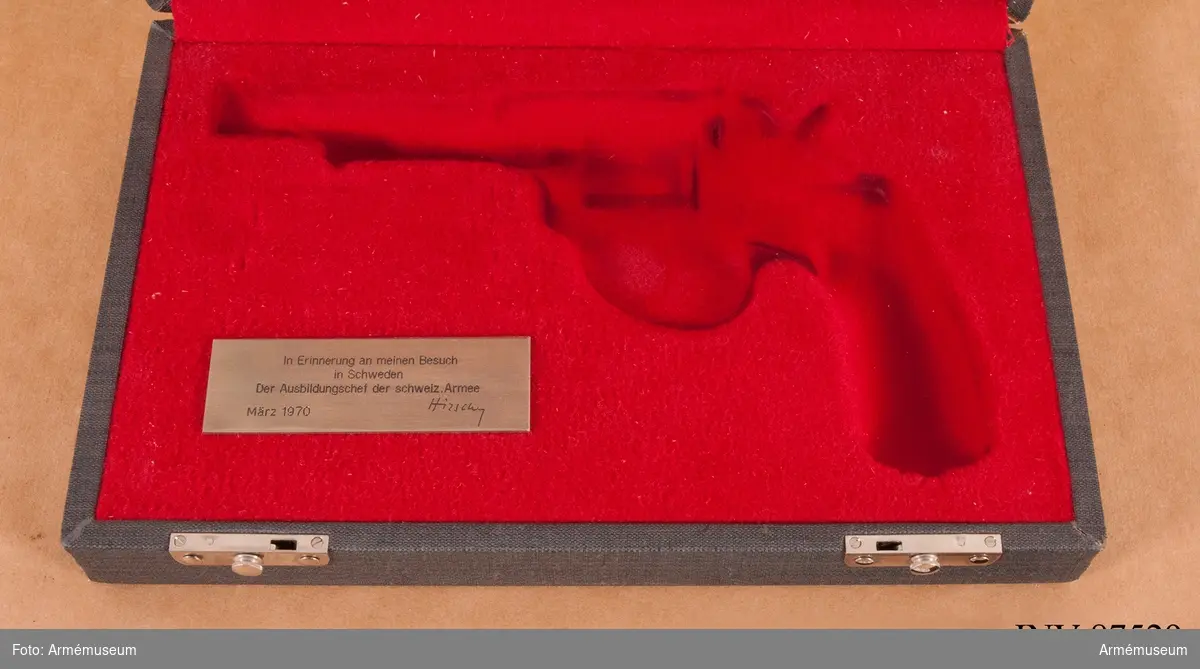 Schweizisk revolver i svart schatull klätt med röd sammet, med tillhörande skruvvektyg.