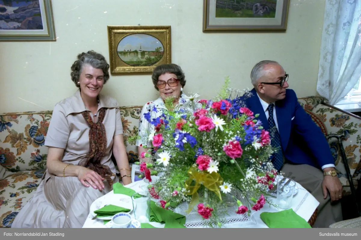 Hedersdoktor Nils August Flodén, 90 år, Lucksta. En stor grupp bilder med födelsedagsfirande, blommor, presenter och massor av gäster.