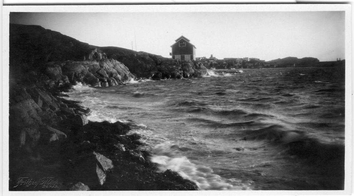 'Från Rödberget, åt Klubban. Vy med hus ner mot vattnet. ::  :: Serie fotonr 1888-1963.'