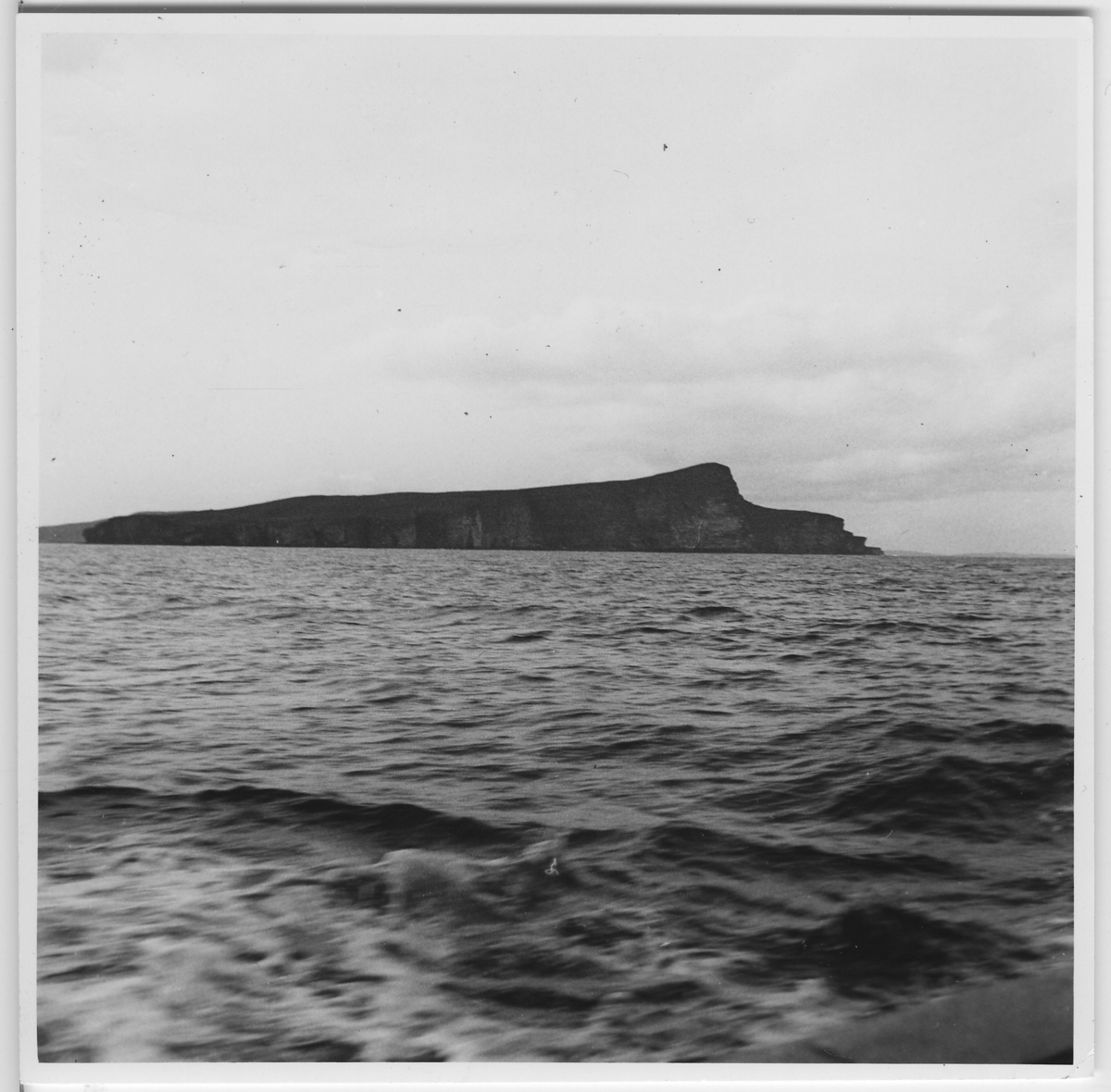 'Från ''Skageraks''-expeditionen till Hebriderna och Shetland: ::  :: Noss med omgivande vatten (förstorad version av foto nr 4113:48). ::  :: Ingår i serie med fotonr. 4113:1-82.'