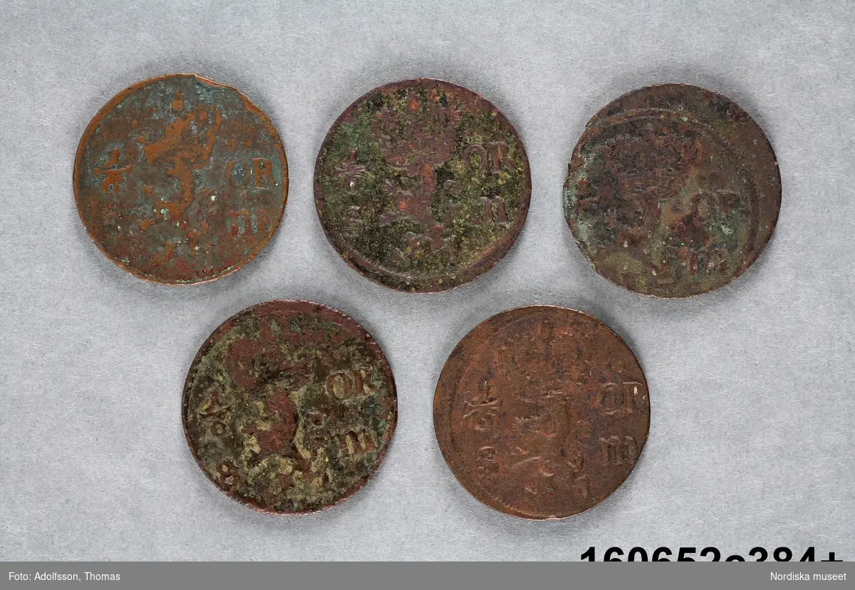 Fem likadana mynt.