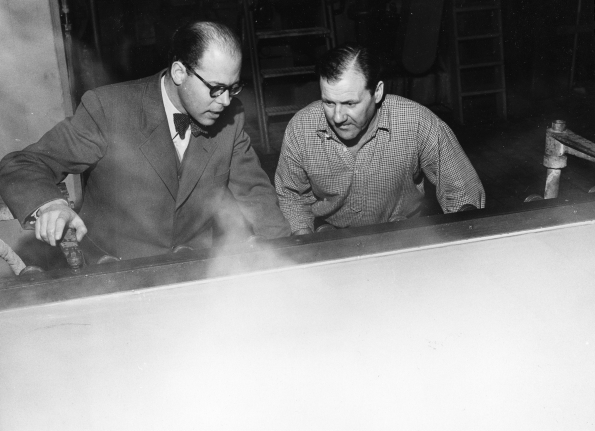 Två män arbetar vid PM 12 Virapartiet på Papyrus, okt. 1951.
Ingenjör Johansson, Okänd