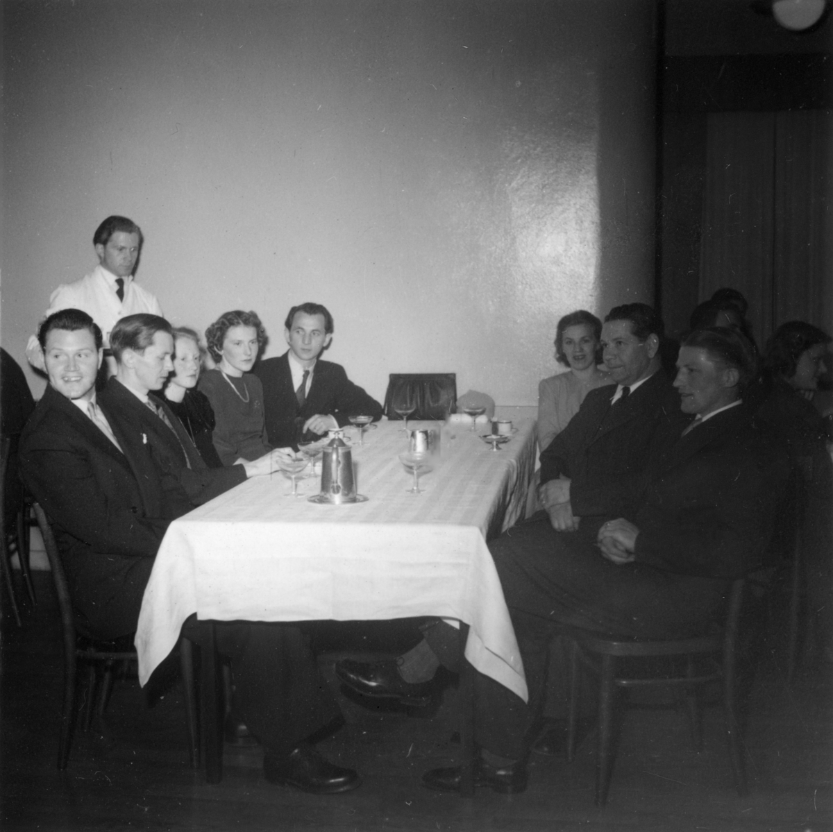 Tjänstemännen på Papyrus har personalfest, 16/4-1948. 
Från vänster. Osborne Jansson, Leif Källqvist, Gudrun Ridderström, Maj-Britt Danielsson, Thor Svensson, okänd, Holger Jakobsson och Karl-Erik Gullstrand.