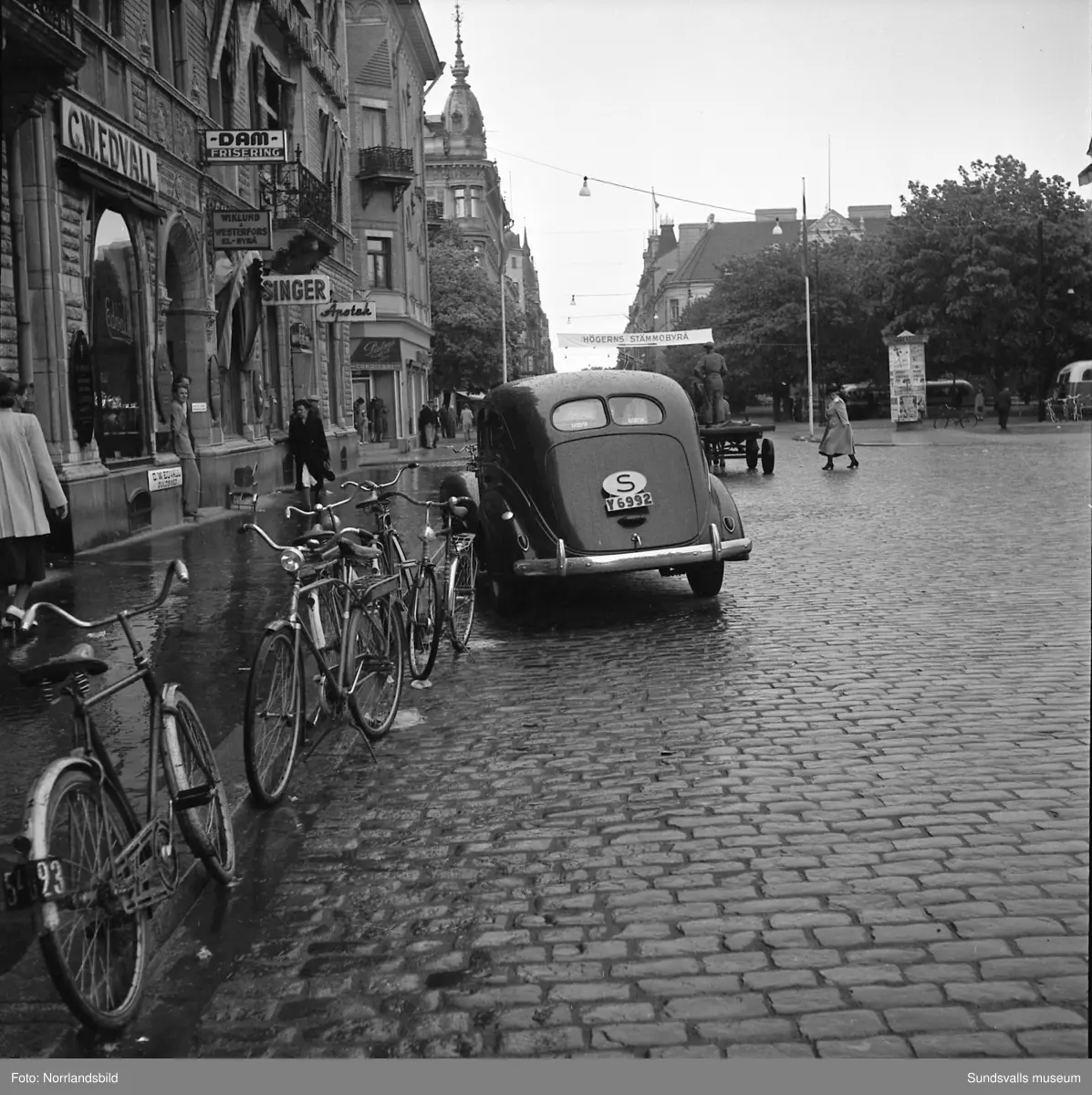 Fyra bilder från olika partier av Storgatan 1950. Bilderna illustrerar en del av de problem som är en följd av det ökande antalet bilar och cyklar i staden.
