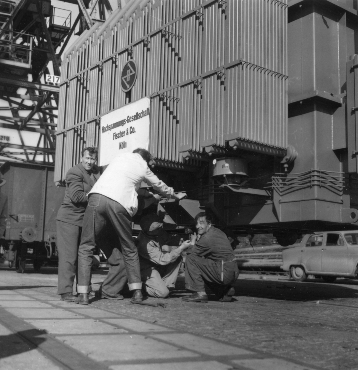 Transport av transformator 50 kW, Inför omlastning i Göteborgs hamn 17/6-1955. Några män är med på bilden.