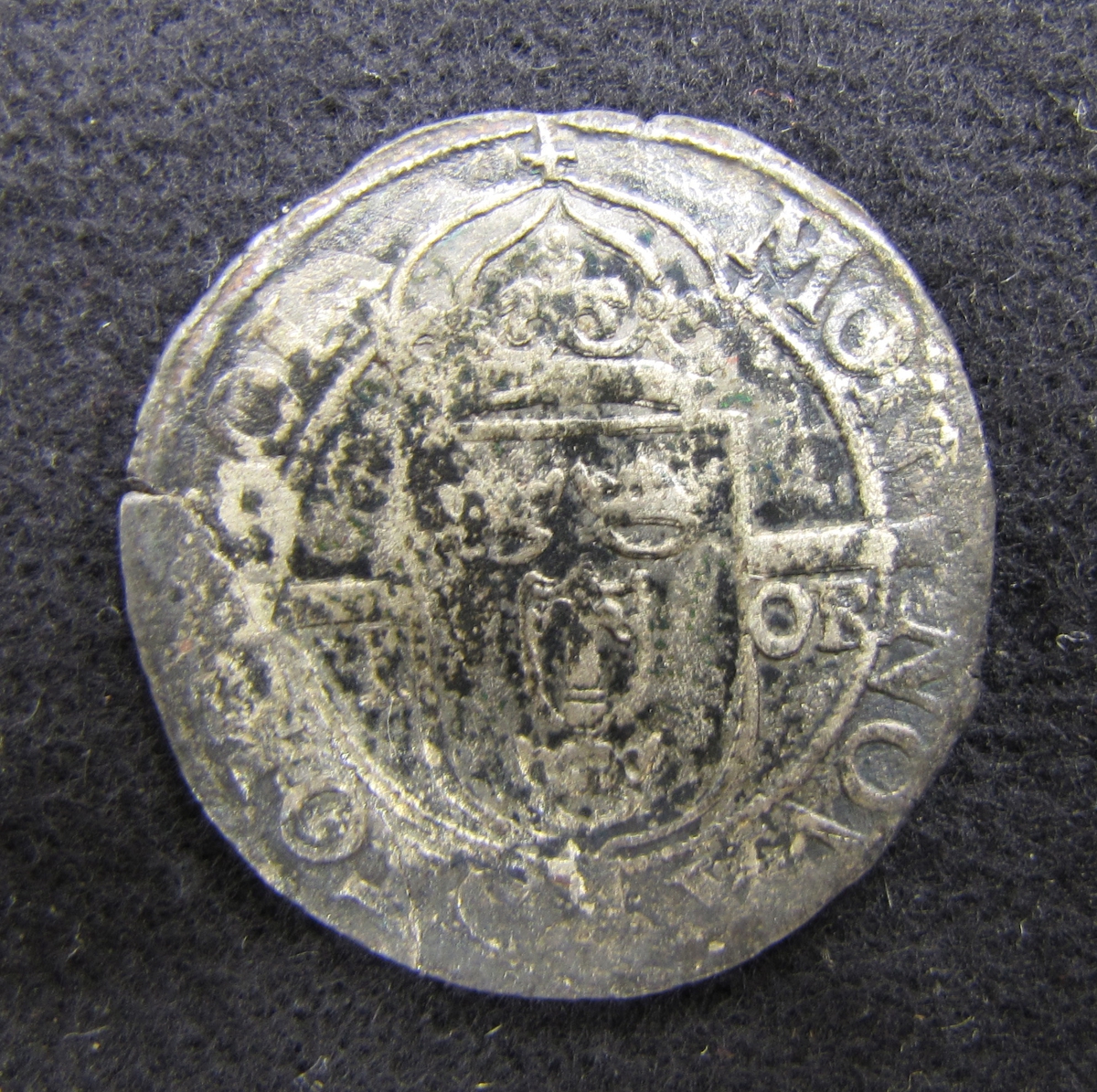 Mynt. Johan III, 1 öre, 1575, silver, Stockholm.
 

Myntet från Brätte. Funnet tillsammans med mynten 27 530-27 582 inom stadsområdet vid Erik B. Lundbergs utgrävningar 1943.
