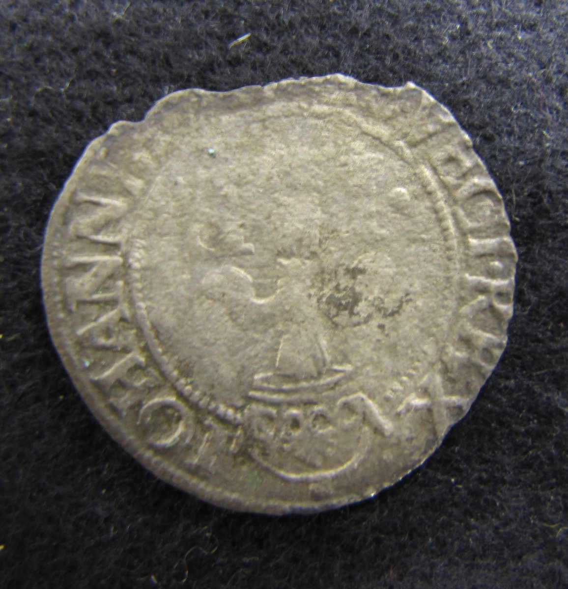 Mynt. Johan III, 1/2 öre, 1582, silver, Stockholm.
 

Myntet från Brätte. Funnet tillsammans med mynten 27 530-27 582 inom stadsområdet vid Erik B. Lundbergs utgrävningar 1943.