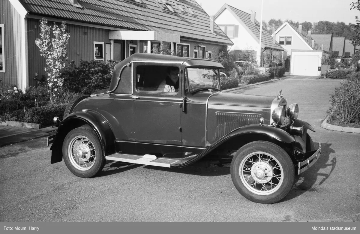 Leif Alenäs i sin T-Ford modell A 1930 i Kållered, år 1983.

För mer information om bilden se under tilläggsinformation.