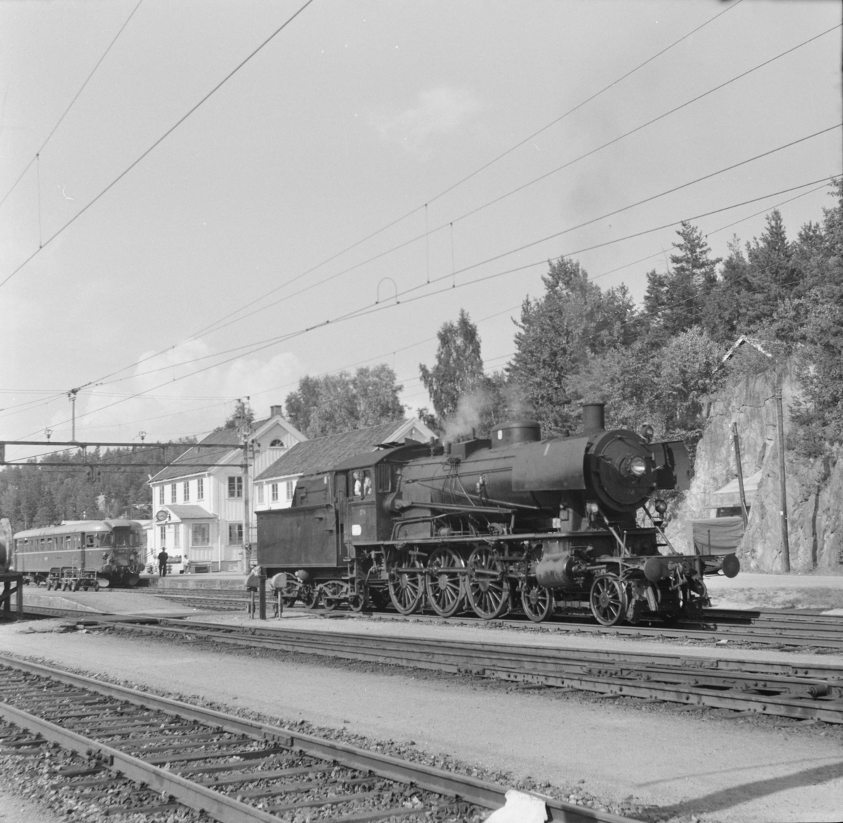 Damplokomotiv type 30a nr. 274 på Neslandsvatn stasjon. Lokomotivet skal trekke toget til Kragerø.