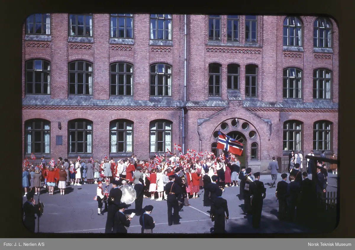 Oppstilling til 17. mai-tog, blåruss og Kampen Janitsjar, Oslo, 1951