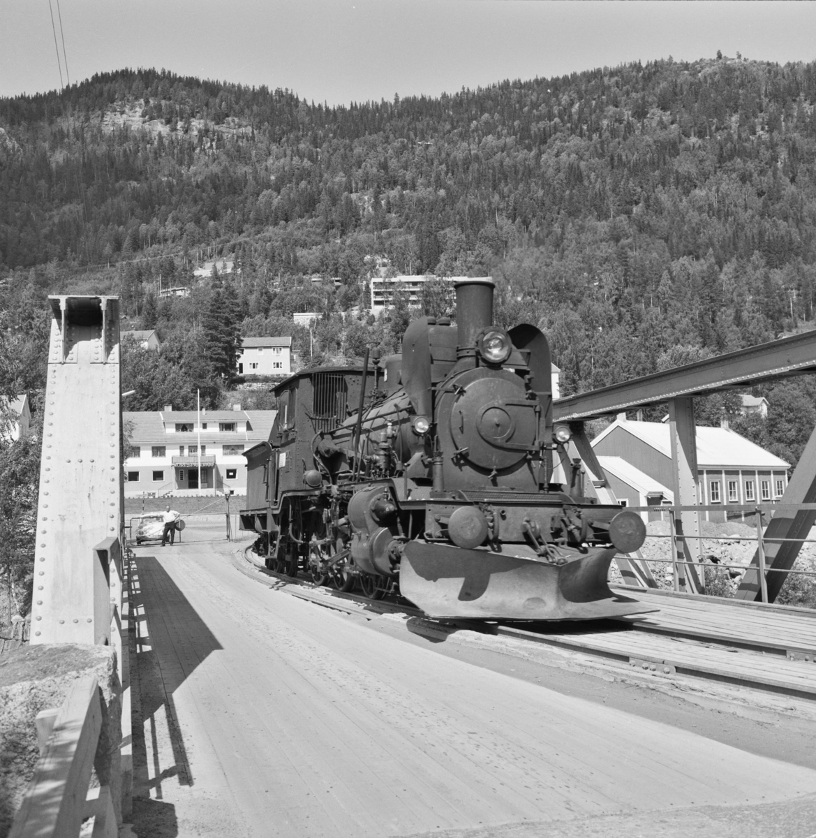 Damplokomotiv 21e nr. 207 på den kombinerte vei- og jernbanebroen ved Rødberg på Numedalsbanen.