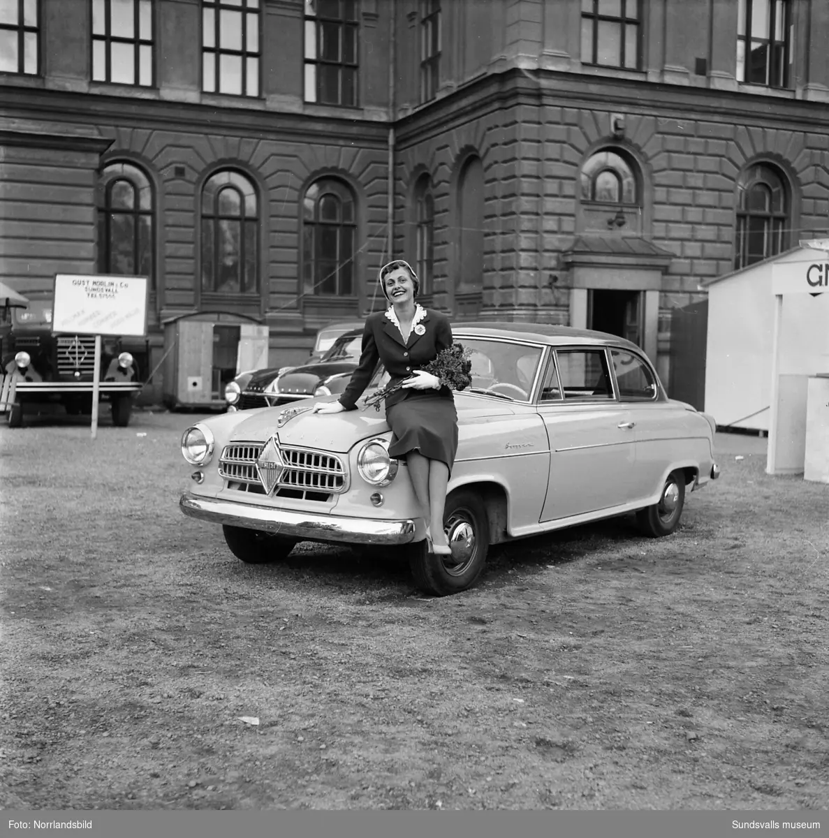 G Norlin & Co, bilfirma som ställer ut på Sundsvallsutställningen 1954. Bland annat visas det tyska bilmärket Borgward.