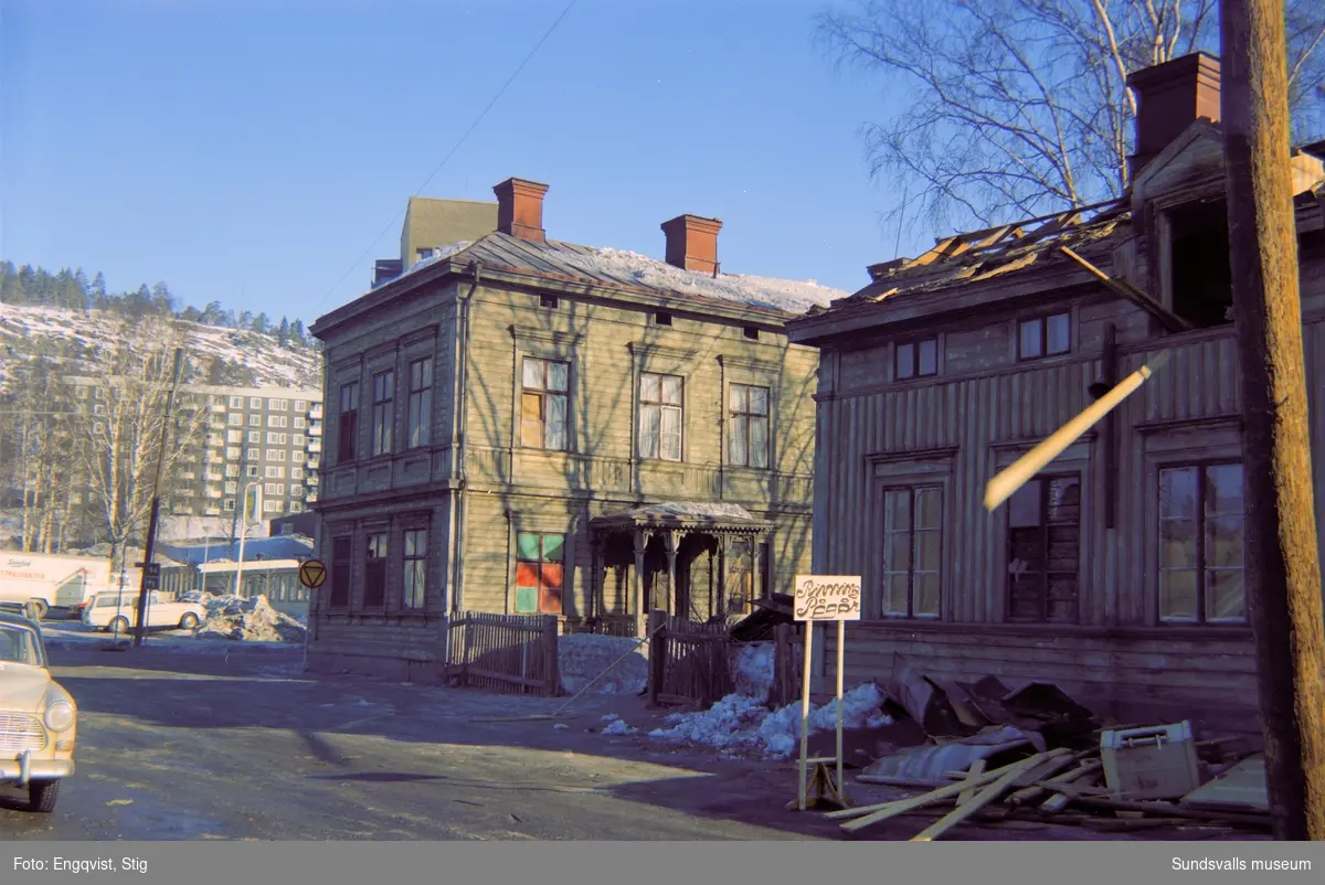 Hus efter Johannesgatan, under rivningarna av Norrmalm. På skylten står "Rivning pågår".