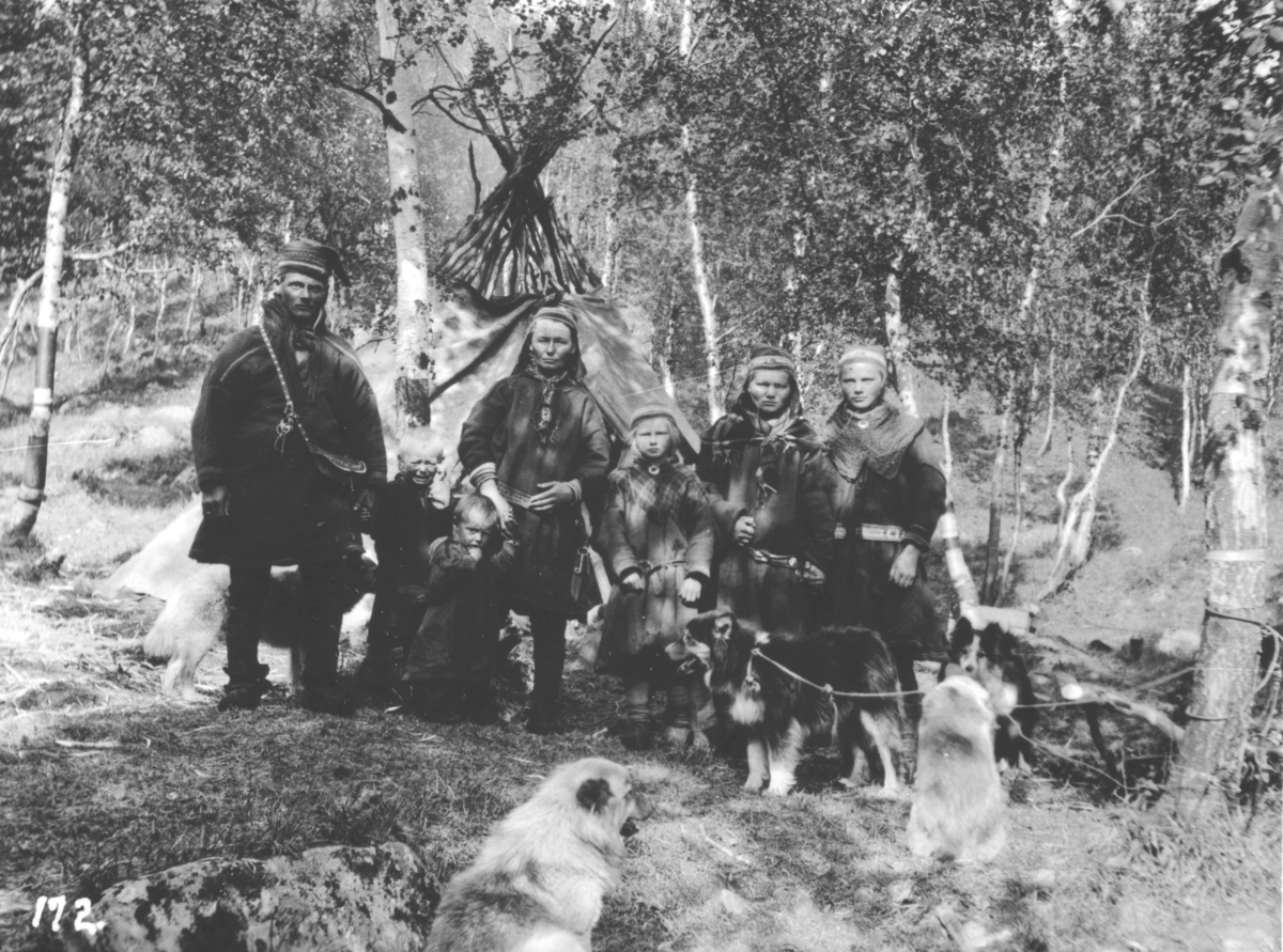 Jordbrukskomiteen på Stortinget foretok en reise til Finnmark i 1935. Kleppe var med, og ga bildene sine fra denne turen til fylkesmann Gabrielsen etter krigen. Dette bildet er fra Alteidet, og viser en samefamilie utenfor lavoen.