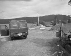 Vardens arkiv. "Lager ny vei. Gvarv - Akkerhaugen" 03.08.195