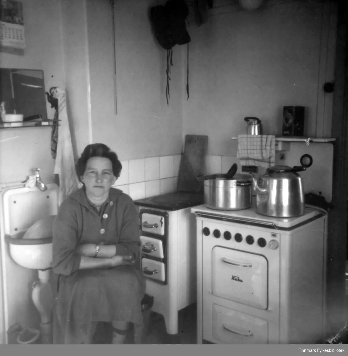 Anne Marie Nymo sitter på kjøkkenet hjemme i Ildskog i Porsanger.