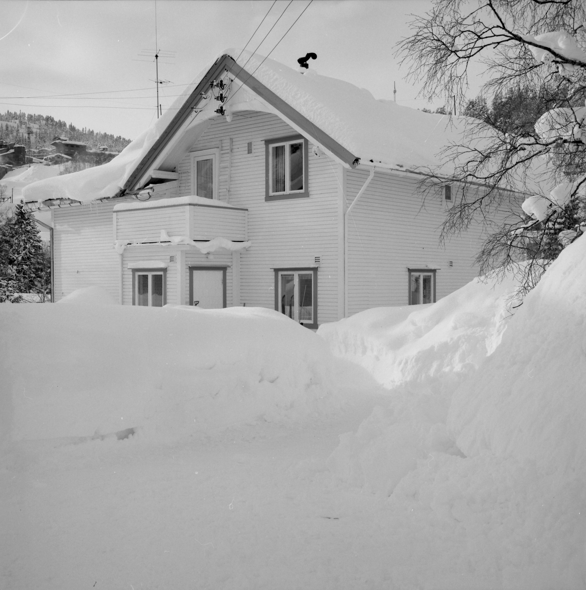 Bolighus og mye snø på Løkken Verk. 