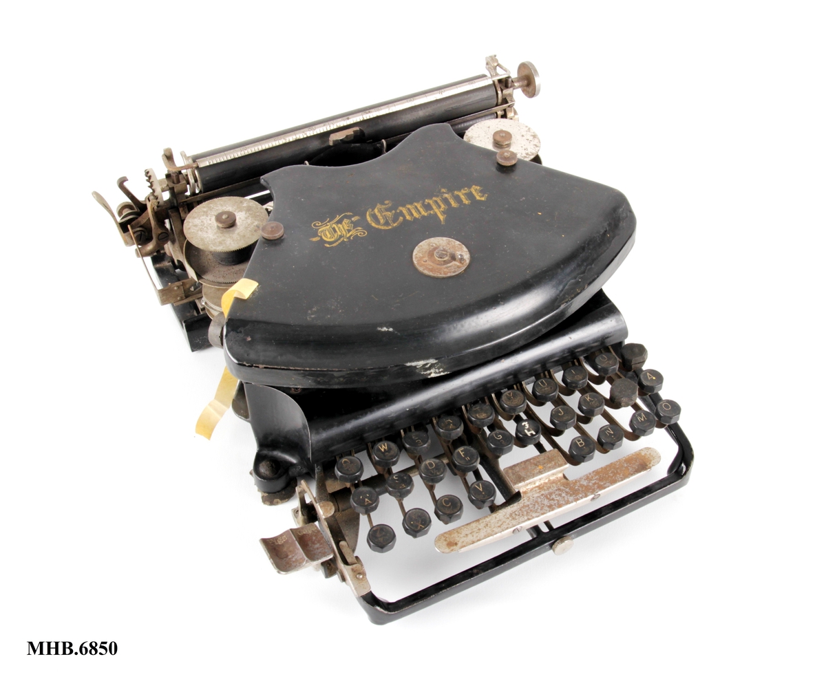 Manuell skrivemaskin med 22 cm skrivevalse. Noiseless (opprinnelig Remington) system for å bruke en tast til flere tegn. Typene skriver vannrett på valsen i steden for loddrett. Ikke typearmer.