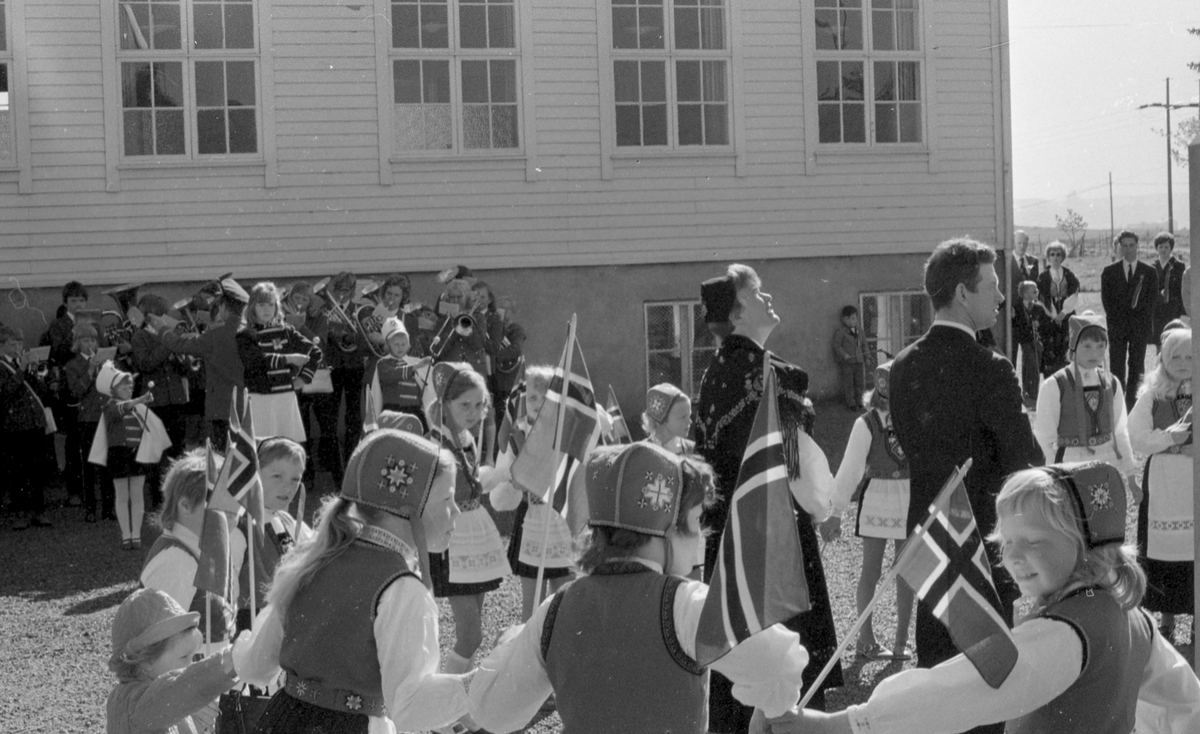 17. Mai på Karmøy. Barnetog og russetog i Åkra, Skudesnes og Kopervik bla. Korps og skolefaner, festpyntede deltagere.