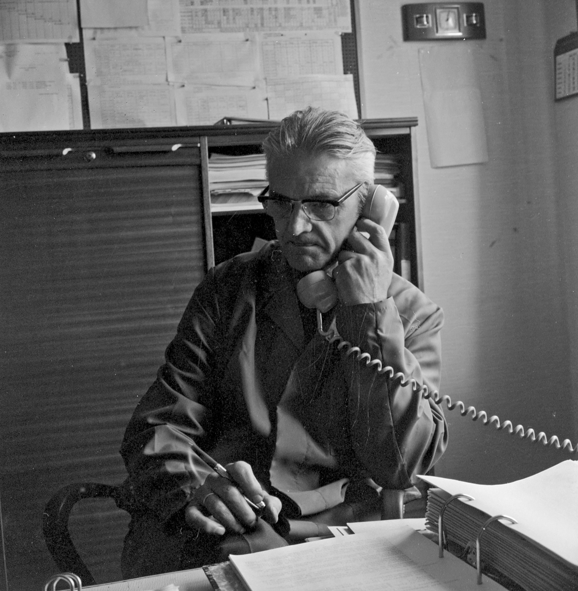 Bømlo. Produksjonslokalene til Wärtsila Norway A/S. Motor- deleproduksjon. Arbeiderne i dyp konsentrasjon.